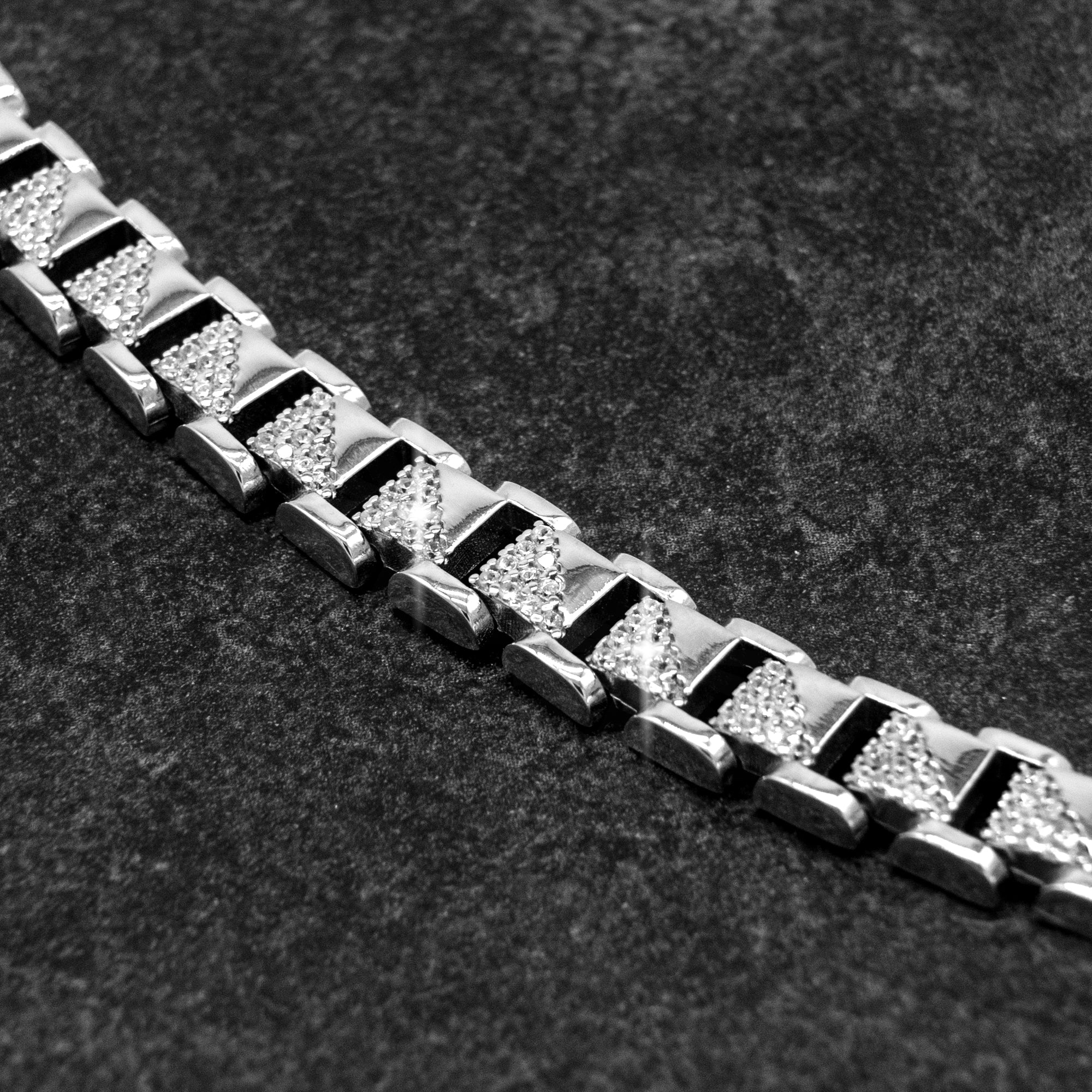 NAIL ARMBAND