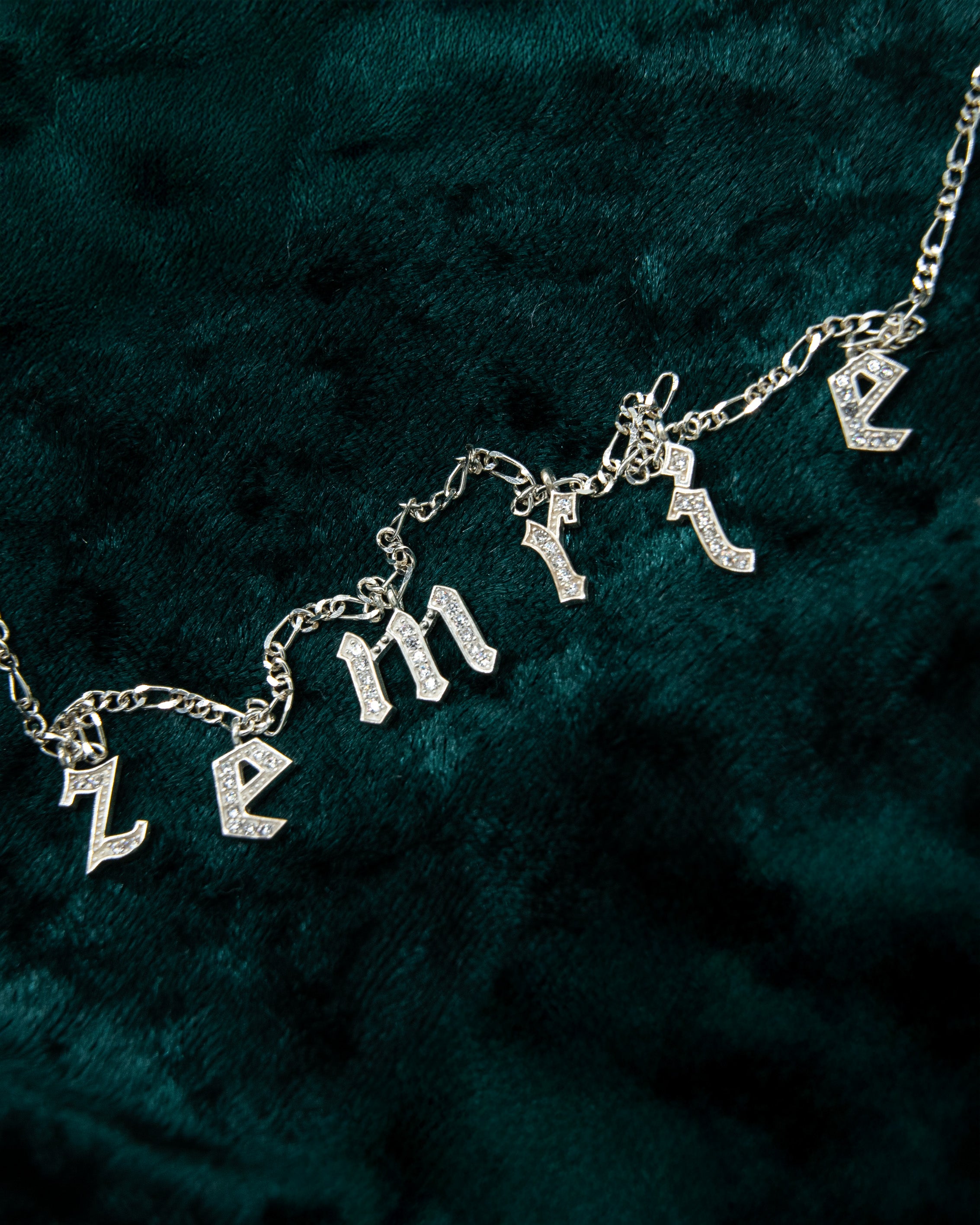 CHOCKER NAMENSKETTE GOTHIC ZIRKONIA