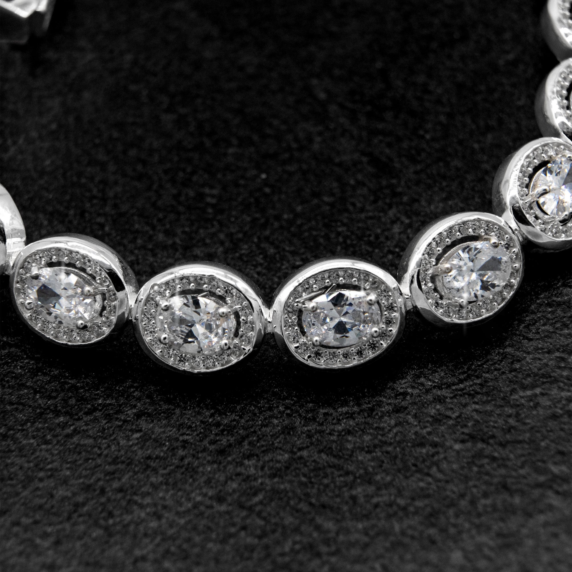 ROUND DIAMOND ARMBAND