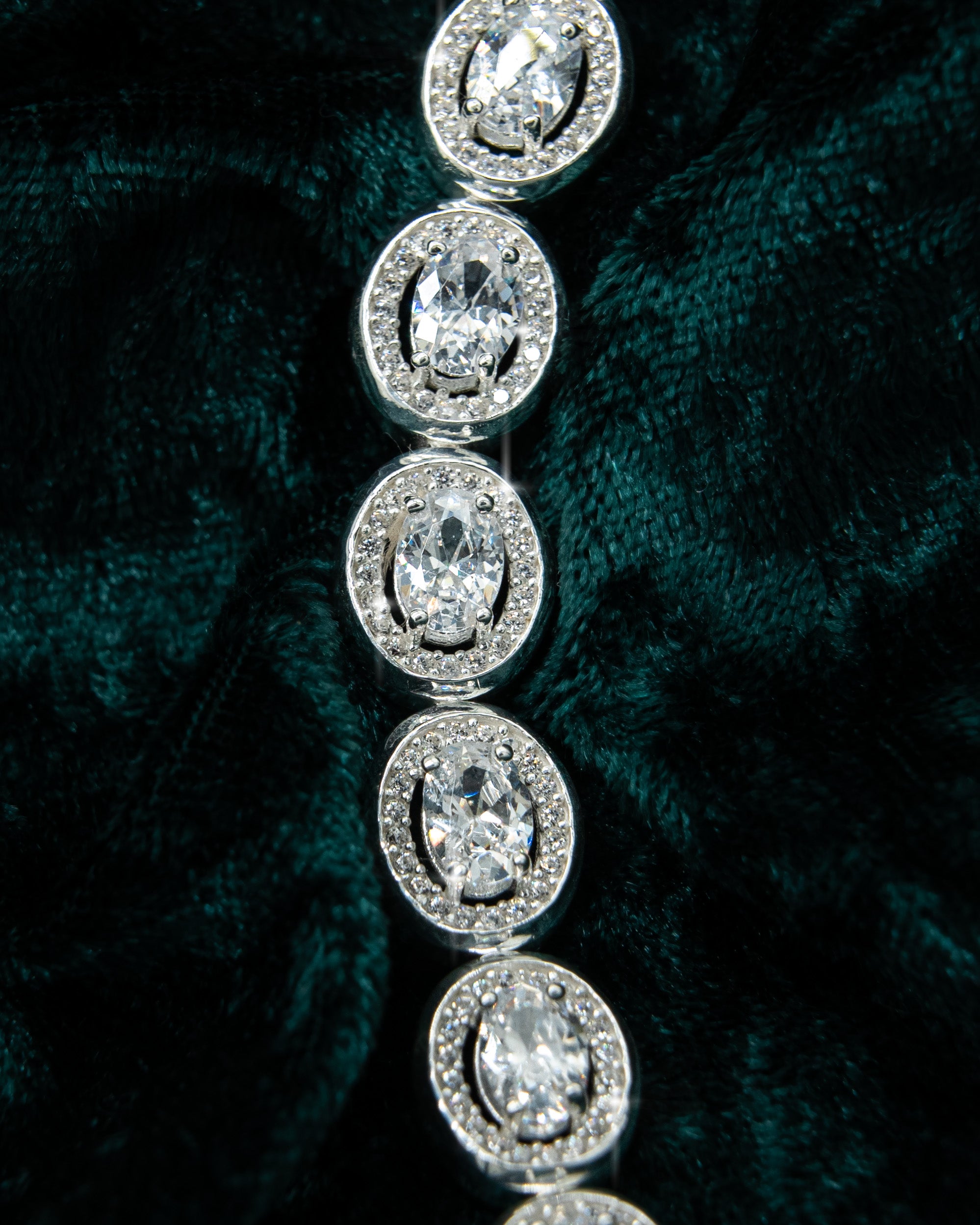 ROUND DIAMOND ARMBAND