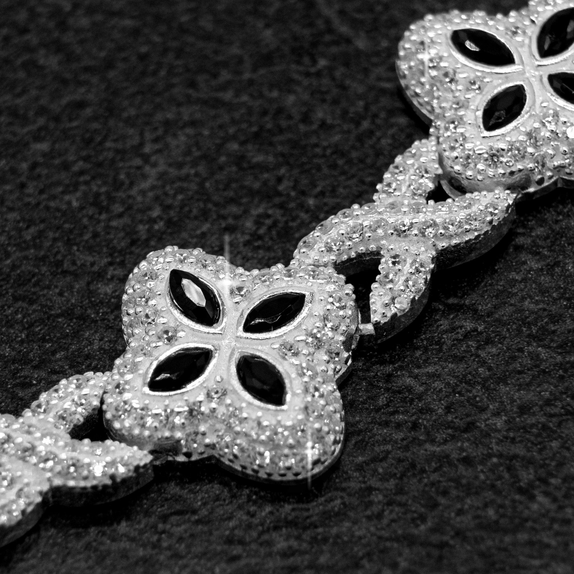 LUCKY FLOWER ARMBAND