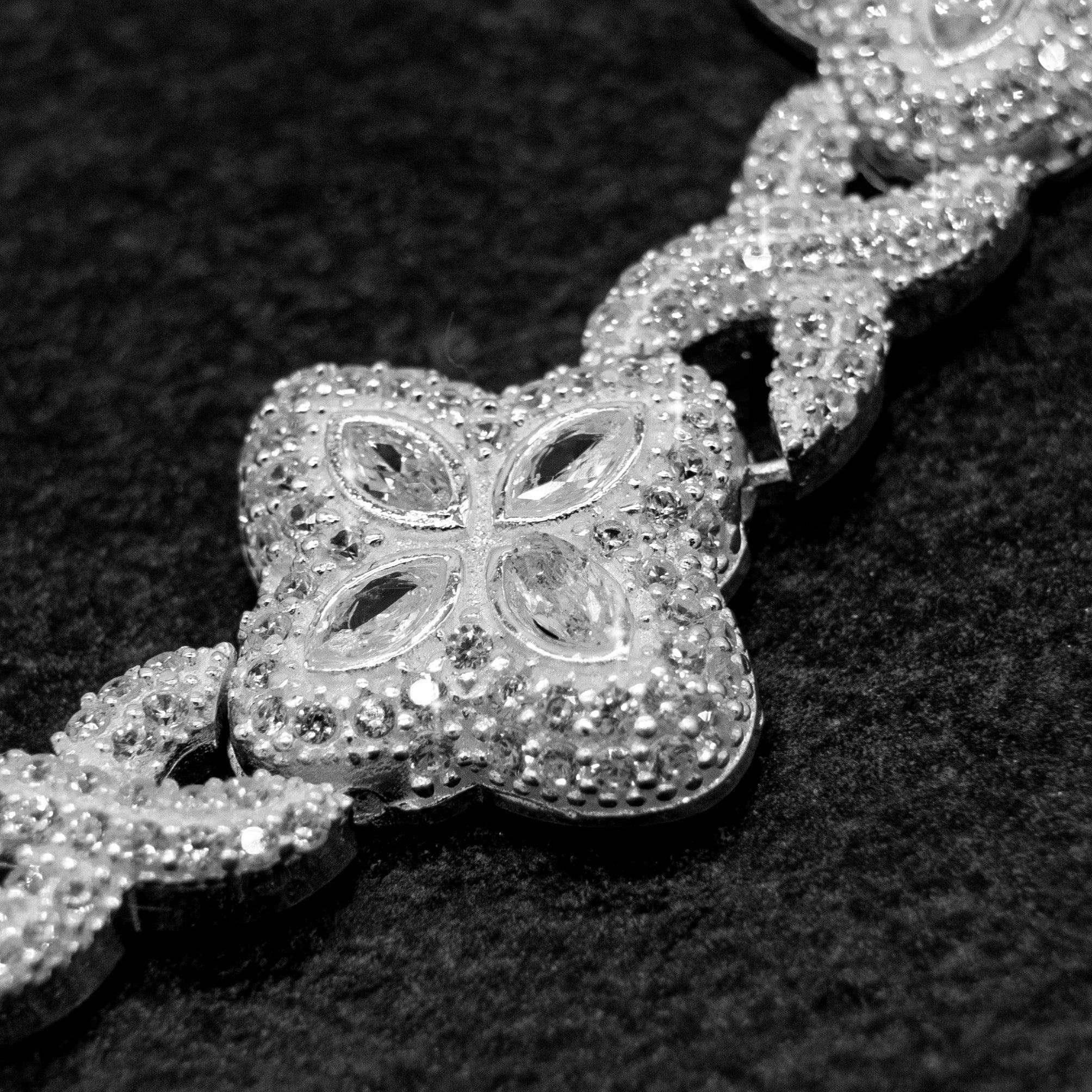 LUCKY FLOWER ARMBAND