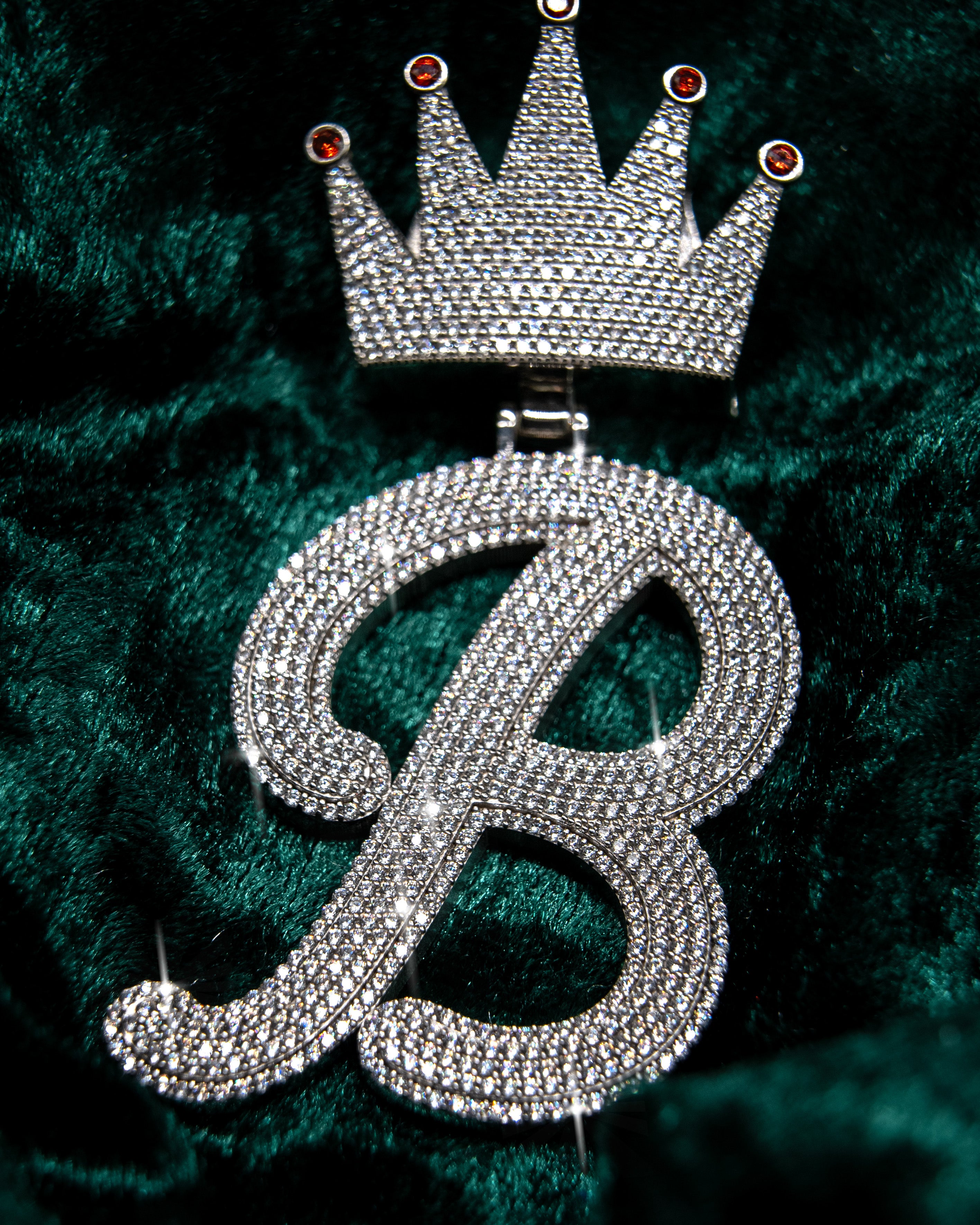 CUSTOM 4CM BUCHSTABE ANHÄNGER MIT KRONE