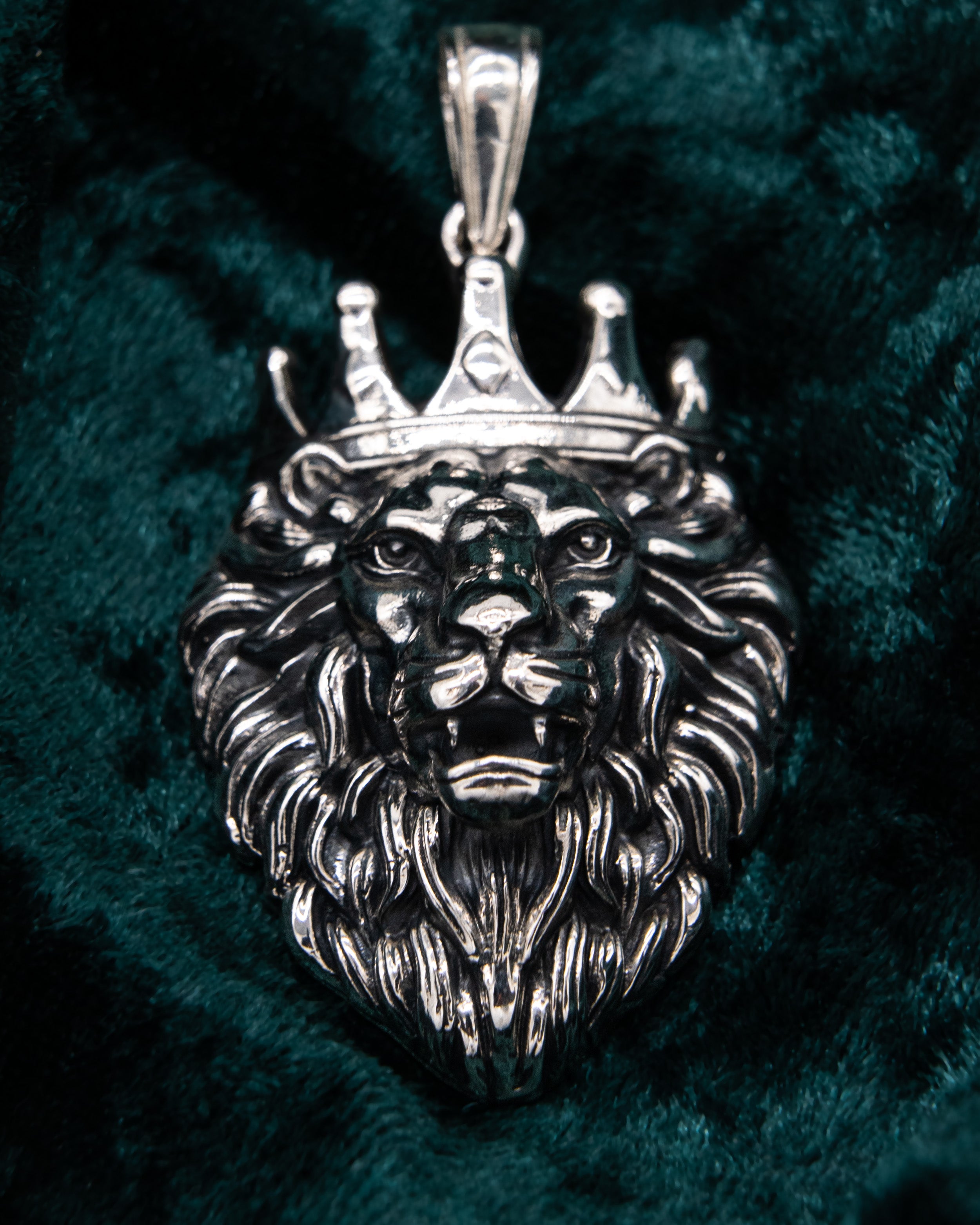 LÖWE ANHÄNGER OXIDIERT